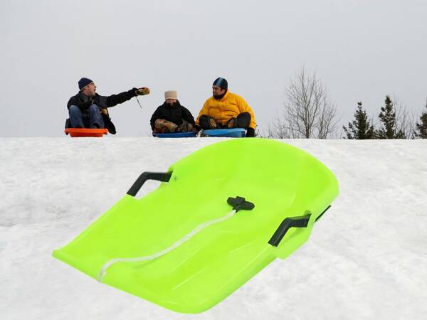 Plastové klouzací sáně s opěradlem s brzdami a tažnou šňůrou