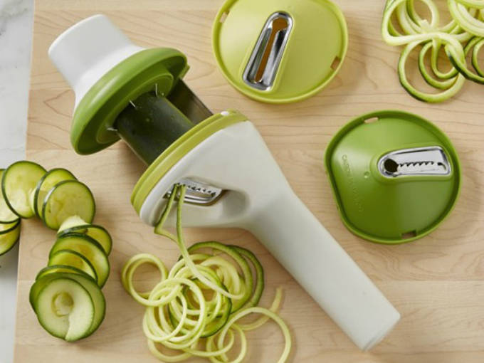 Spiral decorative vegetable peeler