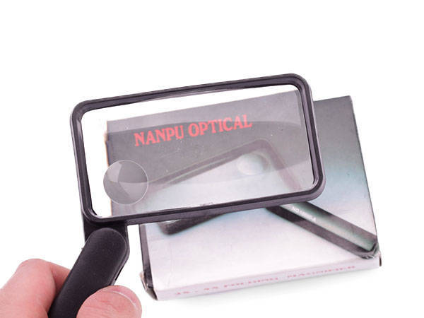 Jeweller's folding pocket magnifier for reading