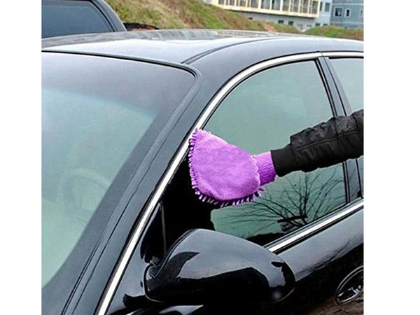 Microfibre cloth glove for cleaning the car wash on the hand