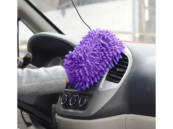 Microfibre cloth glove for cleaning the car wash on the hand