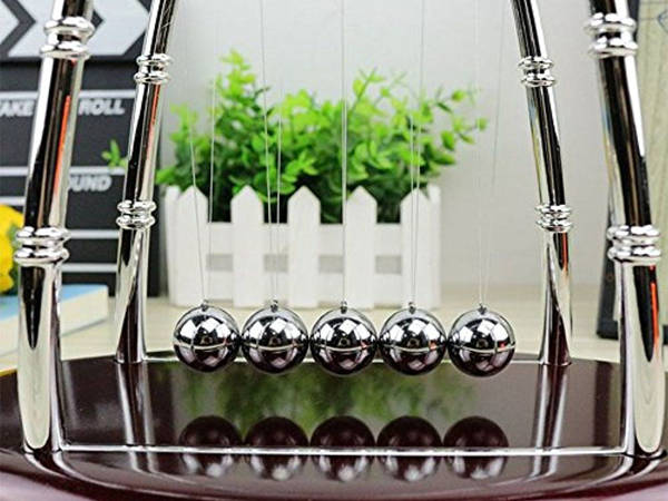 Pendulum balls newton desk perpetum xl