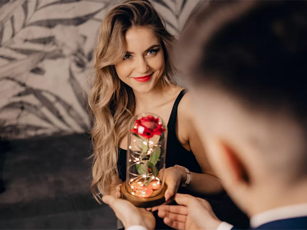 Rose éternelle en verre rouge cadeau lumineux pour une occasion pour femmes