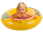 Petite roue gonflable pour que votre enfant puisse nager dans l'eau de la piscine