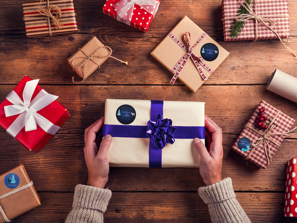 Weihnachtliche dekorative aufkleber auf rolle von 500 stück frohe weihnachten