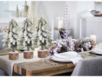 Künstlicher weihnachtsbaum schnee kleine dekorative schreibtisch auf stamm dick verschneit