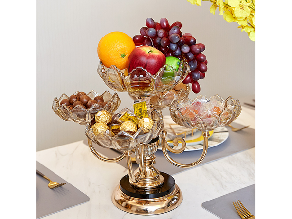 Kuhjatud kookide kandik puuvilja maiustused pöörlev kandik