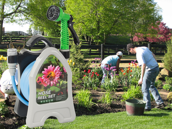 Garden waterring hose auf einem ständer mit einer spiralspritzpistole 10m