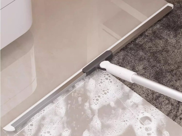 Wasserabzieher für fußböden, fenster und spiegel mit langem teleskopstiel