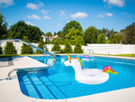 Baby-einhorn aufblasbares rad zum schwimmen im poolwasser