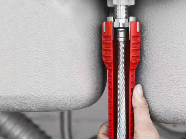 Dugókulcs a csap mosogatóhoz való felszereléséhez