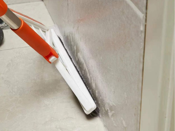 Silikoonist luud vee ja muu mustuse jaoks, millel on pulk magic long