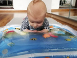 Aufblasbare sensorische wassermatte für kleinkinder zum spielen