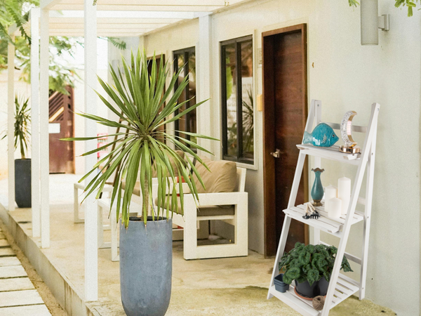 Puidust seisev lillepeenar redel kolm riiulit taimede riiulit