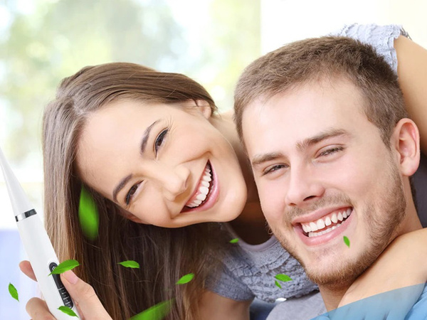 ULTRAZVUKOVÝ ZUBNÍ SKALER PRO ODSTRAŇOVÁNÍ ZUBNÍHO KAMENE KARTÁČKEM