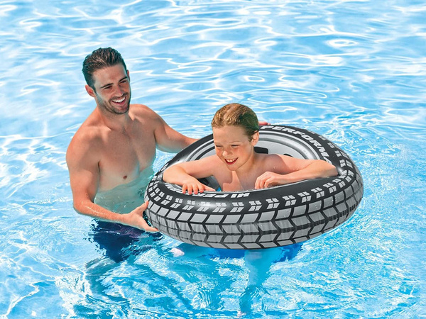 Gran rueda hinchable de 70 cm para que un niño adulto pueda nadar en el agua de la piscina