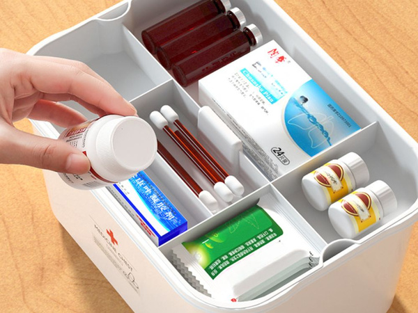 Trousse à pharmacie domestique contenant pour médicaments organiseur avec cartouche et poignée avec fermeture