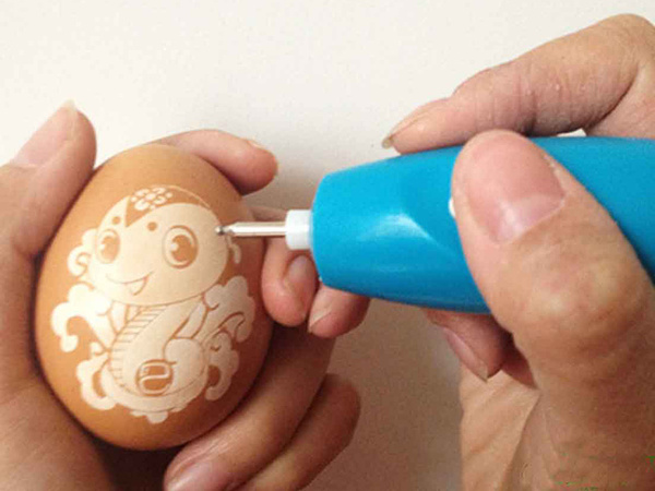 Engraving device engraving ballpoint pen