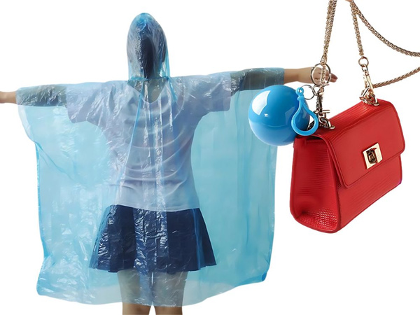 Mackintosh en una bola capa de lluvia poncho llavero