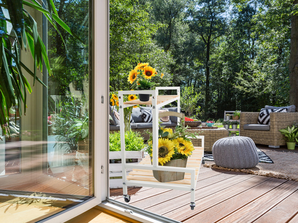 Drevený záhon na črepníkové kvety dvojposchodový regál na kolieskach terasa