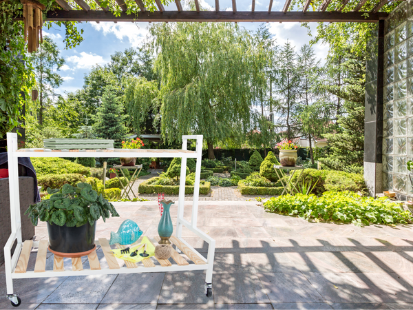 Puidust lillepeenar potilillede jaoks kahekorruseline riiul ratastel terrassil