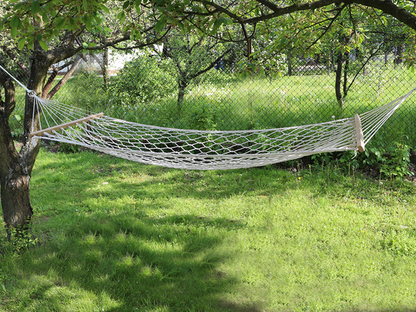 Hamac de jardin corde filet bois croisillons boho tressé blanc