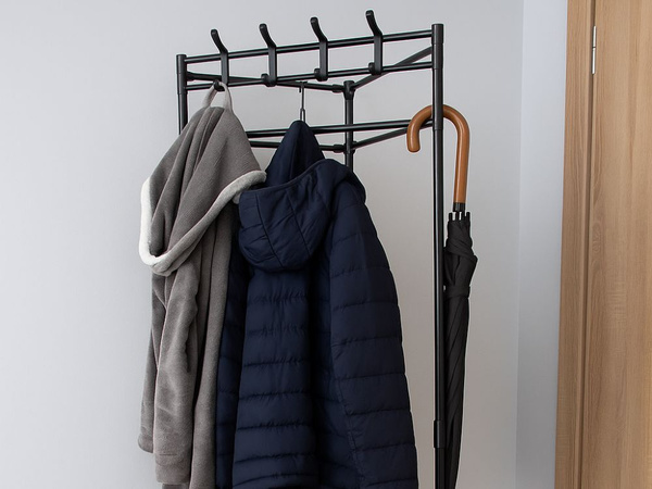 Cintre d'angle sur pied pour vêtements avec étagères pour chaussures armoire métallique