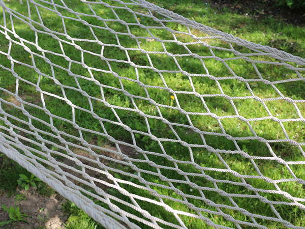 Hamac de jardin corde filet bois croisillons boho tressé blanc