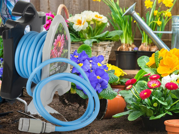 Garden waterring hose auf einem ständer mit einer spiralspritzpistole 10m