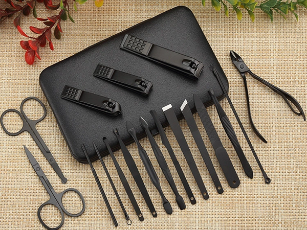 Zestaw do paznokci przybornik manicure pedicure etui cążki 18 elementów