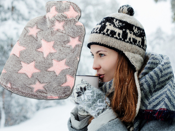 Cauciuc încălzitor de apă într-un capac încălzitor de apă plush stele