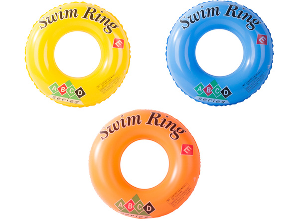 Kleines aufblasbares rad für ihr kind zum schwimmen im poolwasser