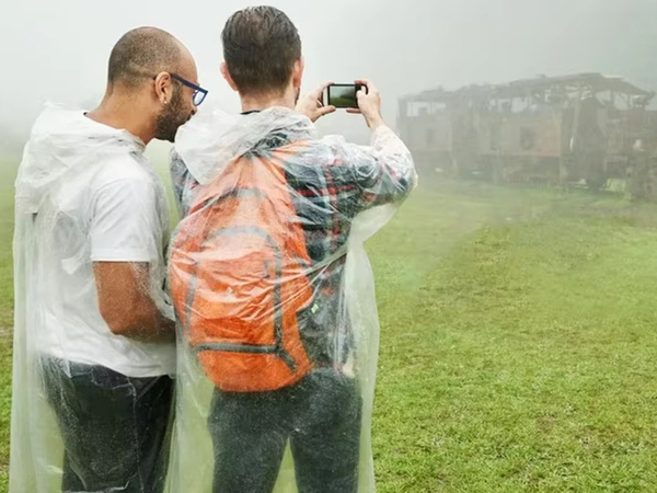 Mackintosh in einer kugel regen umhang poncho schlüsselanhänger