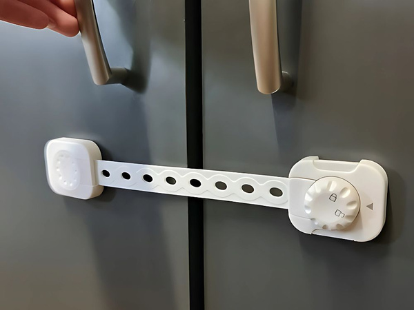 Zár szekrények, fiókok, bútorok reteszei és ajtók gyermekek általi biztonságos rögzítéséhez