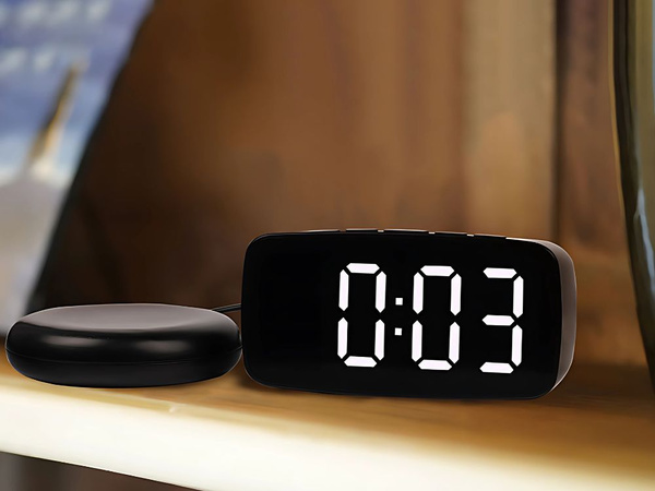 Elektronický budík s vibrační podložkou vedl digitální síťový budík