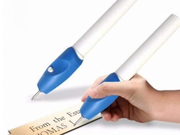 Engraving device engraving ballpoint pen