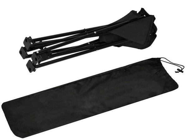 Pequeña mesa de pesca plegable para un balcón para acampar bajo una tienda de campaña