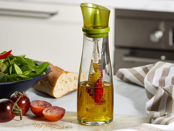 Botella de aceite y vinagre dispensador de vidrio con dispensador de hierbas 0,5l