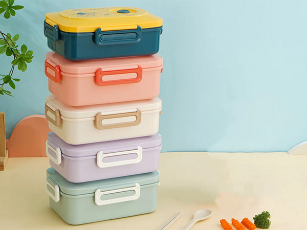 Boîte à lunch contenant le déjeuner avec compartiments couverts