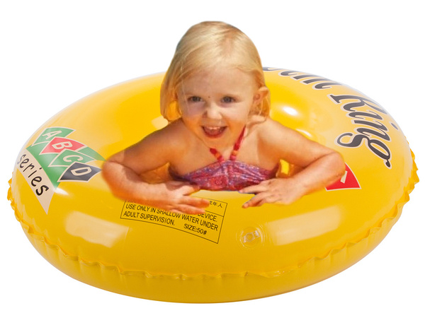 Pequeña rueda hinchable para que tu hijo nade en el agua de la piscina