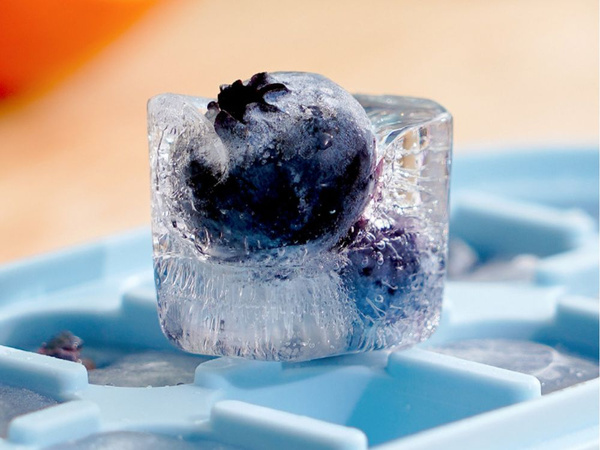 Eiswürfelform mit behälter und deckel silikon-eiswürfelform