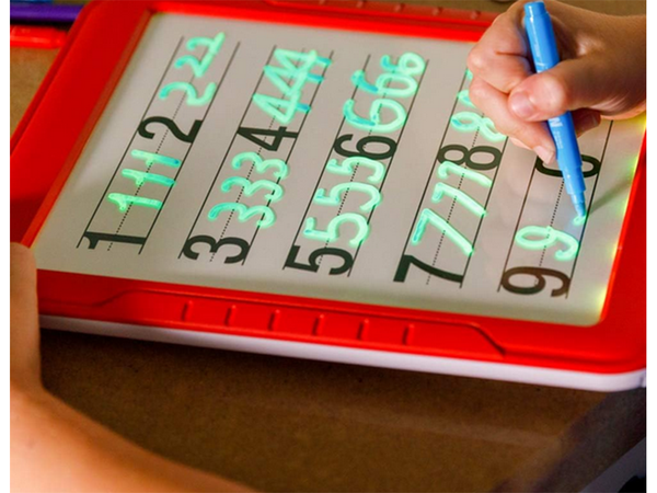 Grafický tablet vedl neonové kreslicí pero
