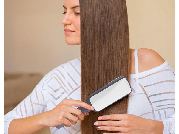Self-cleaning hair brush for combing anti-static combing