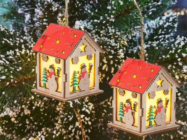 Puidust rippuvad laternad jõulupuu valgustus jõulukaunistus lumememmik