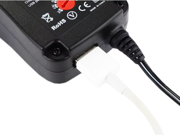 UNIVERSAALNE TOITEAADAPTOR REGULEERITAV MITME VAHEKOHAGA 6 PISTIKUT 3V-12V