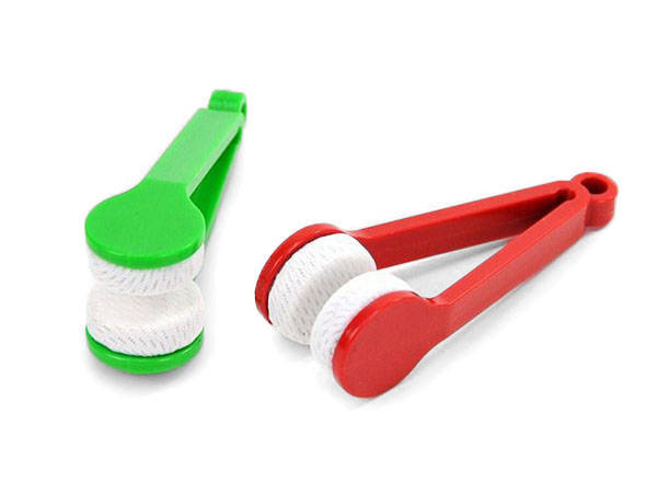 Eyeglasses cleaner key fob like a cloth micro