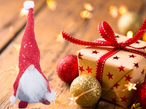 Weihnachtszwerg weihnachtszwerg unter weihnachtsbaum