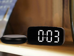 Elektronický budík s vibrační podložkou vedl digitální síťový budík