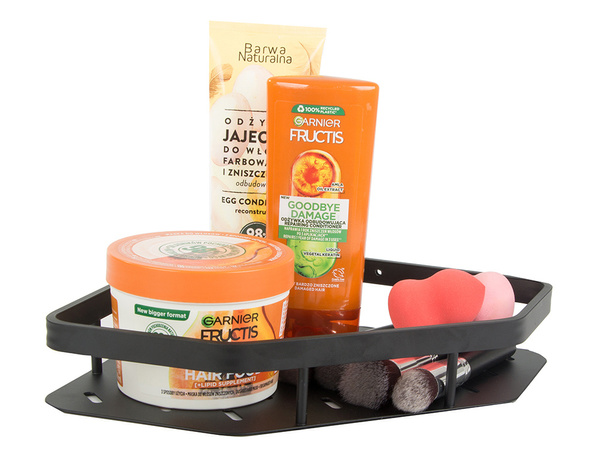 Vannas istabas stūra plaukts dušas bēniņu piekariņiem