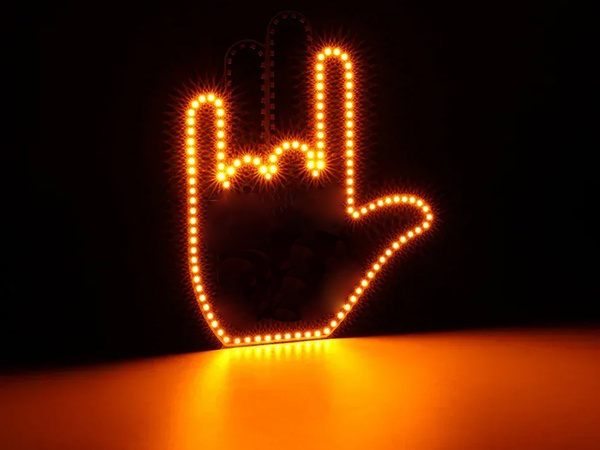 Gesta, ki signalizira roko na zadnjem steklu avtomobila srednji prst vodil daljinski upravljalnik